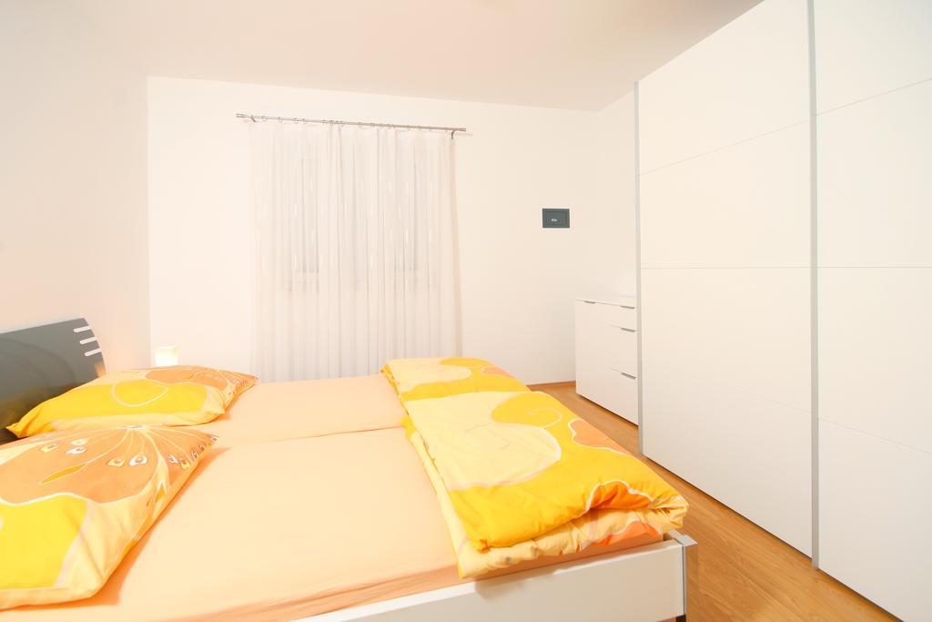 Apartmani Mane โตรกีร์ ภายนอก รูปภาพ