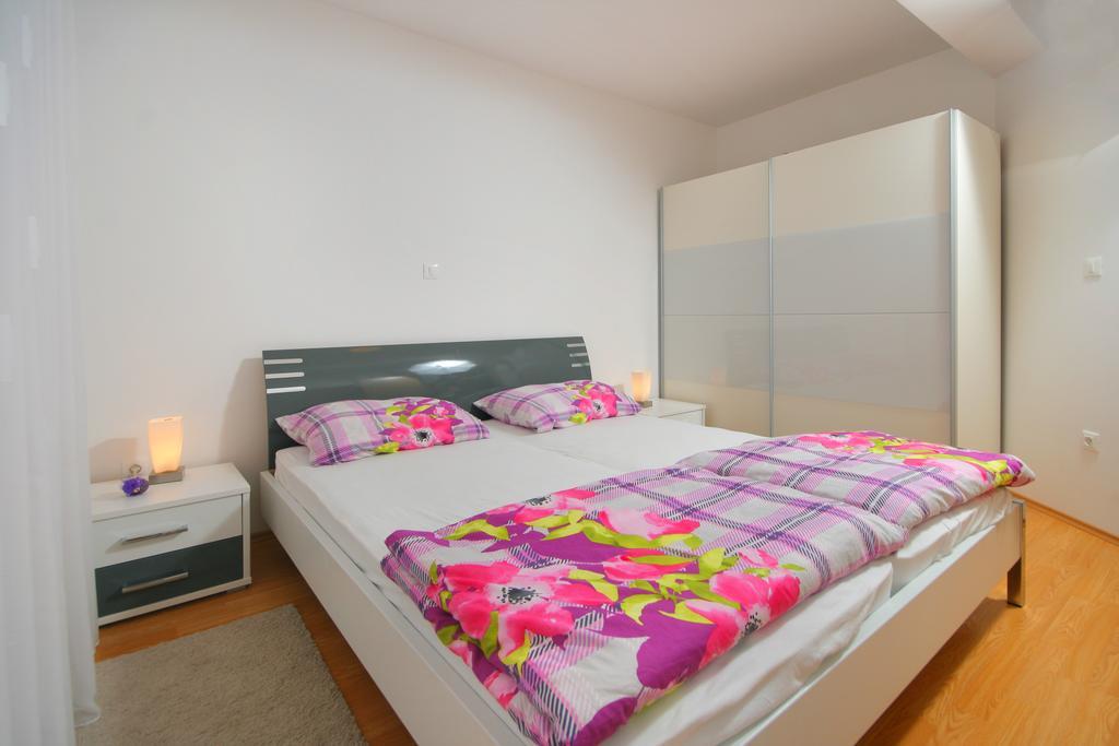 Apartmani Mane โตรกีร์ ภายนอก รูปภาพ