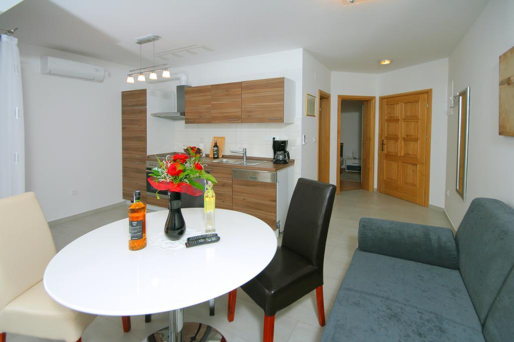Apartmani Mane โตรกีร์ ภายนอก รูปภาพ